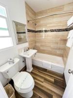 ein Badezimmer mit Toilette, Waschbecken und Badewanne in der Unterkunft Town and Country Inn in Santa Barbara
