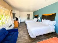 ein Hotelzimmer mit 2 Betten und einem blauen Sofa in der Unterkunft Town and Country Inn in Santa Barbara
