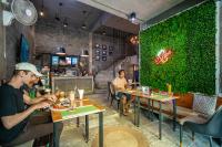 un grupo de personas sentadas en mesas en un restaurante en UNOTEL Karon Beach, en Karon Beach