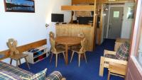 Telewizja i/lub zestaw kina domowego w obiekcie Résidence Tournavelles - Appartement 2 pièces 5 personnes avec vue sur les pistes, skis aux pieds et des commerces, proche de l'ESF et de la garderie dan MAE-2071
