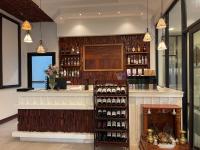 um bar com um monte de garrafas de vinho em Homewood Hotel Siem Reap em Siem Reap