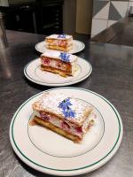 drie borden met eten op tafel, inclusief gebak bij Le Relais de Boralde in Espalion