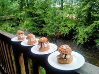 een groep van drie borden met eten op een reling bij Le Relais de Boralde in Espalion