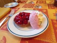 een bord met een gebakje met fruit op een tafel bij Le Relais de Boralde in Espalion
