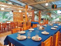 En restaurant eller et andet spisested på รรินธารา รีสอร์ท