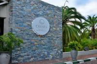 un cartel en el costado de un edificio de ladrillo en Cresta Lodge Harare, en Harare