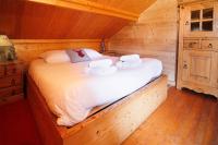 Łóżko lub łóżka w pokoju w obiekcie Les Griottes, véritable chalet de montagne, avec Jacuzzi et Sauna