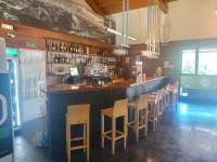 un bar con sedie e bancone in un ristorante di KYOMU Resort a Velilla del Río Carrión