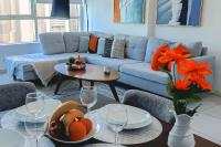 Posezení v ubytování Spacious Bright Marina View Apartment
