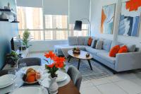 Posezení v ubytování Spacious Bright Marina View Apartment