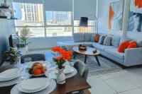 Posezení v ubytování Spacious Bright Marina View Apartment
