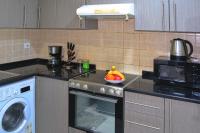 Kuchyň nebo kuchyňský kout v ubytování Spacious Bright Marina View Apartment