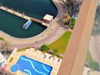 Bazén v ubytování Spacious Bright Marina View Apartment nebo v jeho okolí