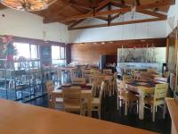 una sala da pranzo con tavoli e sedie in legno di KYOMU Resort a Velilla del Río Carrión