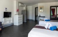 TV a/nebo společenská místnost v ubytování Deng's kamala beach Guesthouse