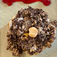 Un primer plano de una galleta con un plátano encima. en Hotel Rural y Restaurante, Rinconcito de Gredos, en Cuevas del Valle