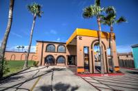 ein Gebäude mit Palmen davor in der Unterkunft South Padre Island Inn in South Padre Island