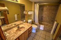 Ein Badezimmer in der Unterkunft South Padre Island Inn