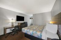 Una habitación de hotel con una cama, un escritorio y una computadora. en Motel 6 Chickasha, OK, en Chickasha