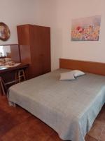 Posteľ alebo postele v izbe v ubytovaní Apartments by the sea Pag - 6383