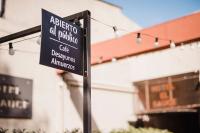 una señal en un poste frente a un edificio en Hotel El Sauce, en Santa Rosa de Calamuchita