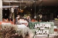 Un hombre y una mujer sentados en una mesa en un restaurante. en Hotel El Sauce, en Santa Rosa de Calamuchita