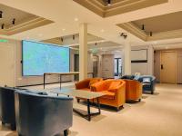 Sala de conferencias con pantalla de proyección y sillas en Dayin Youth Hostel - Old Town & People's Square& Rail Hub -Social Area -Bar -Café -Gym -Free Laundry Luggage Storage -24H Front Desk -English Service, en Shanghái