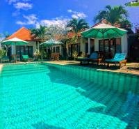 una piscina frente a una casa en Tunjung Kuning Cottage, en Nusa Penida