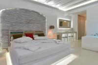 Łóżko lub łóżka w pokoju w obiekcie Zefi Hotel & Suites