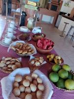 un tavolo con molti cesti di cibo sopra di Clube de pesca e pousada boa sorte a Itauçu