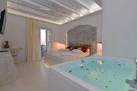 Łóżko lub łóżka w pokoju w obiekcie Zefi Hotel & Suites