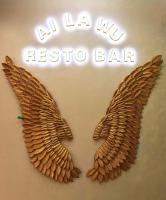 un cartel con dos alas en una pared en Moalboal Seaside Resort, en Moalboal