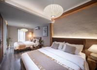 Beijing Le Zai Nan Luo Gu Xiang Wang Fu Jing Forbidden City Courtyard Hotel&Free laundry service&Free coffee &Paid Dumpling experience serviceにあるベッド