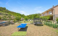 Stolný tenis v ubytovaní Four-Bedroom Holiday Home In Slivno alebo v jeho okolí