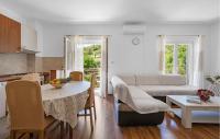 Posedenie v ubytovaní Four-Bedroom Holiday Home In Slivno