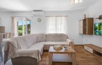 Posedenie v ubytovaní Four-Bedroom Holiday Home In Slivno