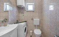 Kúpeľňa v ubytovaní Four-Bedroom Holiday Home In Slivno