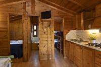 Kuchyň nebo kuchyňský kout v ubytování Bungalows - Càmping El Solsonès