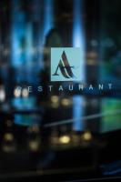 Un logotipo de empresa en una ventana de un edificio. en Le Hameau Albert 1er - Relais & Châteaux, en Chamonix-Mont-Blanc