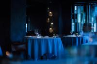 Dos mesas en un restaurante con copas de vino sobre ellas. en Le Hameau Albert 1er - Relais & Châteaux, en Chamonix-Mont-Blanc