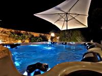 Bazén v ubytovaní Villa Deluxe con Idromassaggio alebo v jeho blízkosti