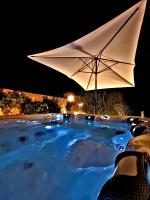 Bazén v ubytovaní Villa Deluxe con Idromassaggio alebo v jeho blízkosti
