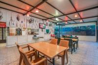 een restaurant met tafels en stoelen en een keuken bij Yörük Park Pansiyon in Kemer