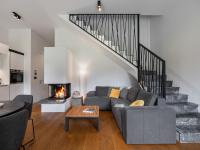 Una sala de estar con un sofá y una chimenea. en Maison du Soleil, en Kranjska Gora