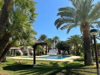 Bazén v ubytování BOIRA - Vivienda en urbanización a primera línea de playa nebo v jeho okolí