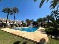 Bazén v ubytování BOIRA - Vivienda en urbanización a primera línea de playa nebo v jeho okolí