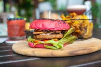 ein Sandwich auf einem hölzernen Schneidebrett auf einem Tisch in der Unterkunft Amara Beach Resort Koh Phangan in Haad Yao
