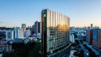 vistas a un edificio alto de una ciudad en Holiday Inn Zhuhai City Center by IHG, en Zhuhai