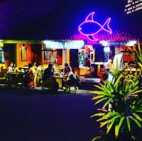 ゴールにあるCara Galle Fortの夜のレストランに座る人々