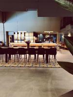 Un comedor con mesa y sillas en Quality Hotel Panorama, en Trondheim